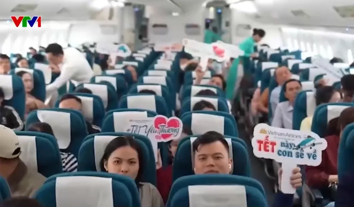 Nhiều chuyến bay, chuyến xe nghĩa t&igrave;nh đưa người lao động, sinh vi&ecirc;n kh&oacute; khăn về qu&ecirc; ăn Tết - Ảnh 1.