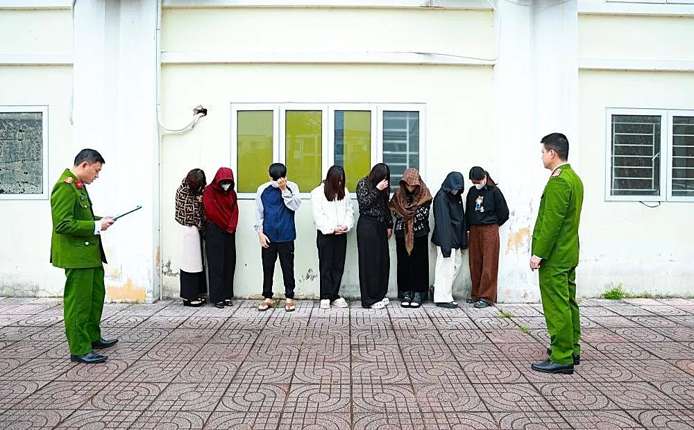 Triệt ph&aacute; nh&oacute;m tổ chức đ&aacute;nh bạc bằng game &ldquo;bắn c&aacute;&rdquo;, &ldquo;Tề thi&ecirc;n&rdquo; tại trung t&acirc;m thương mại- Ảnh 1.