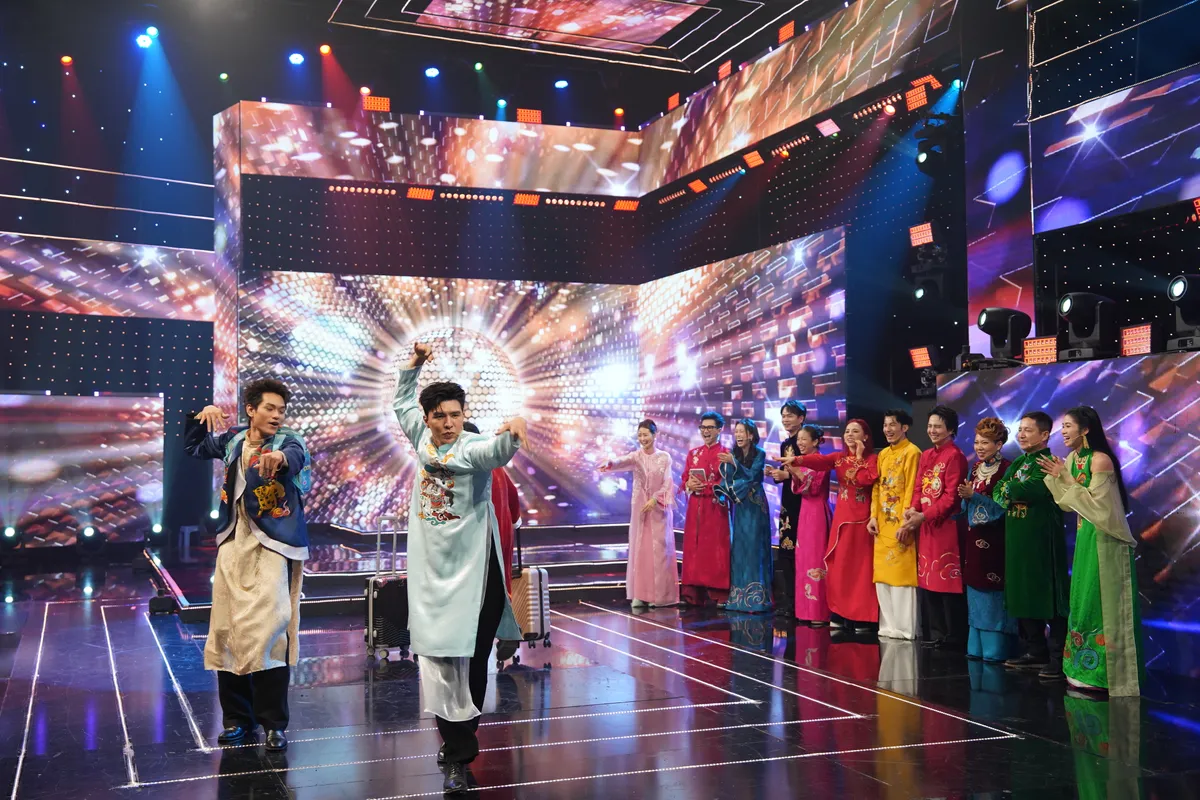 Steven Nguyễn đ&oacute;n sinh nhật bất ngờ trong hậu trường "12 Con gi&aacute;p - Sắc xu&acirc;n"- Ảnh 1.