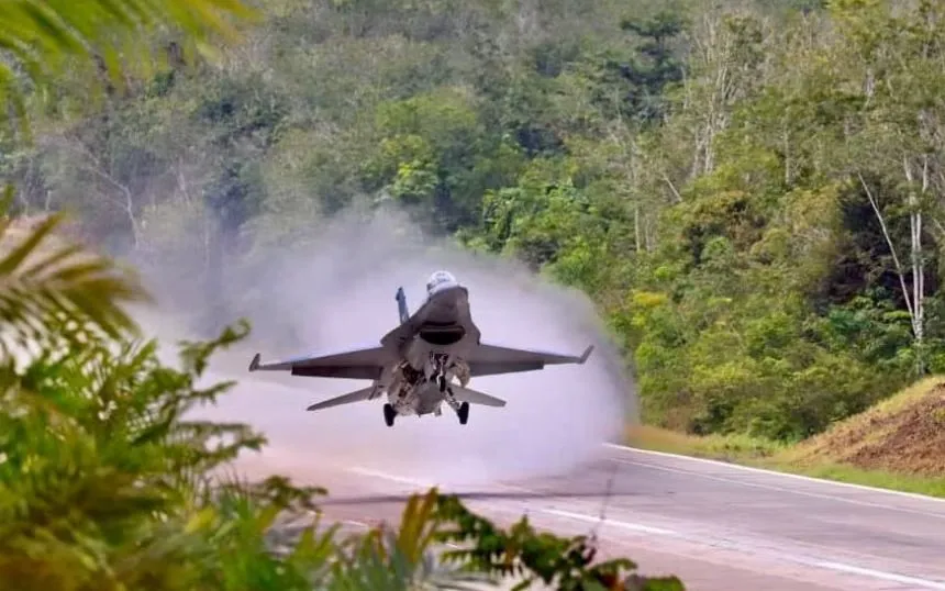 Tiêm kích F-16 của Không quân Indonesia thử nghiệm cất, hạ cánh trên cao tốc Terpeka Simpang Pematang ở Lampung (Ảnh: Không quân Indonesia)