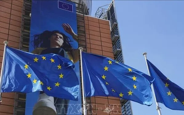 Cờ Liên minh châu Âu tại tòa nhà của Ủy ban châu Âu ở Brussels, Bỉ. (Ảnh: THX/TTXVN)