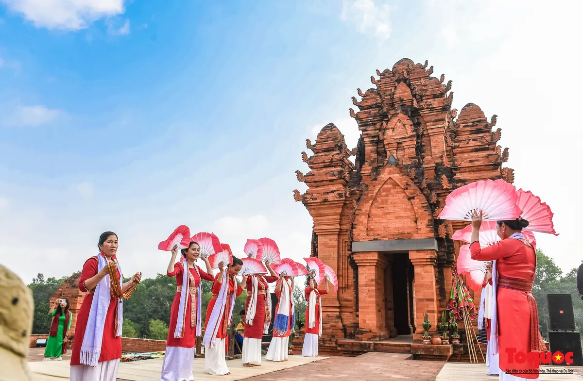 Xu&acirc;n về trảy hội mu&ocirc;n phương- Ảnh 1.