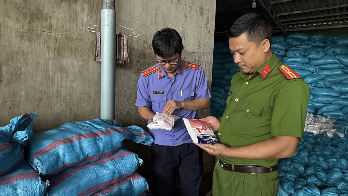 Khởi tố nữ gi&aacute;m đốc ở Đắk Lắk sản xuất 1.700 tấn muối i-ốt giả- Ảnh 1.