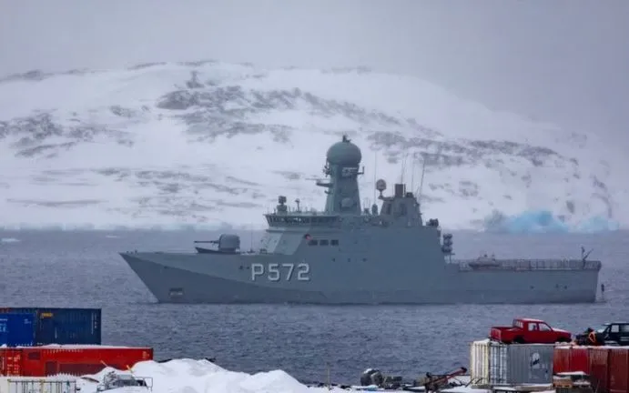 Một tàu hải quân Đan Mạch đang tuần tra vùng biển ngoài khơi Greenland. (Ảnh: rferl)