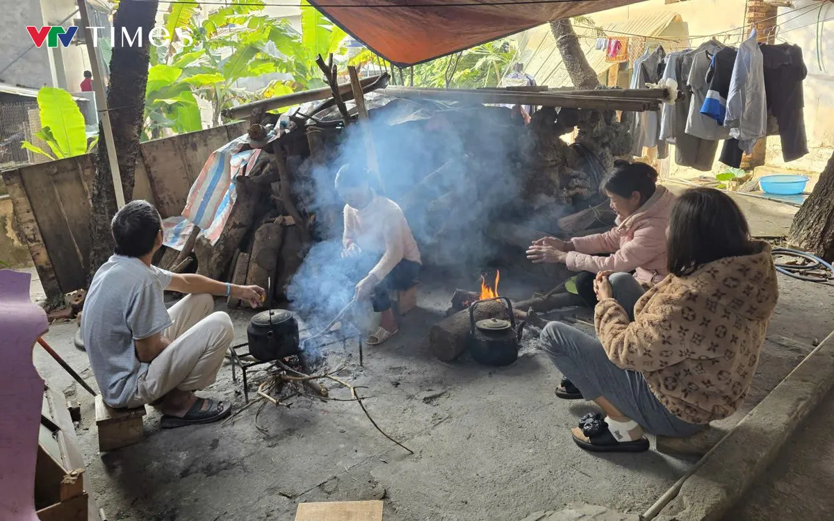 Bà Nguyệt cùng vài người trong "xóm chạy thận" đốt củi sưởi ấm giữa cái giá rét chiều cuối năm.