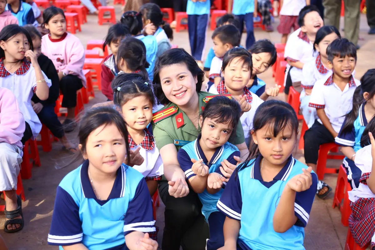 Gooby trao tặng "m&aacute;i ấm t&igrave;nh thương" cho phụ nữ v&ugrave;ng bi&ecirc;n giới x&atilde; Đắk Ơ, tỉnh Đồng Nai- Ảnh 2.