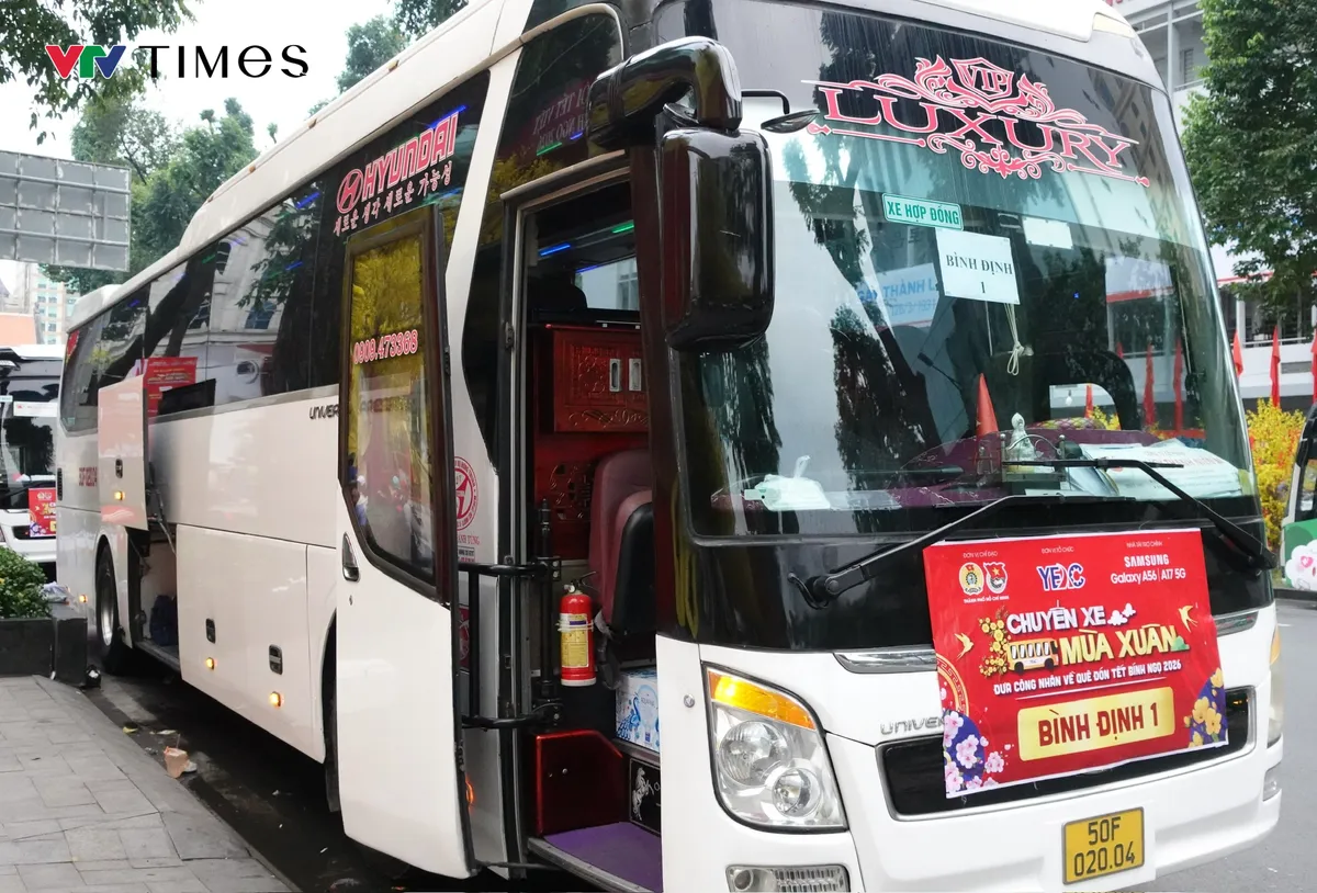 Những chuyến xe m&ugrave;a xu&acirc;n cuối c&ugrave;ng lăn b&aacute;nh đưa c&ocirc;ng nh&acirc;n về qu&ecirc; đ&oacute;n Tết - Ảnh 1.