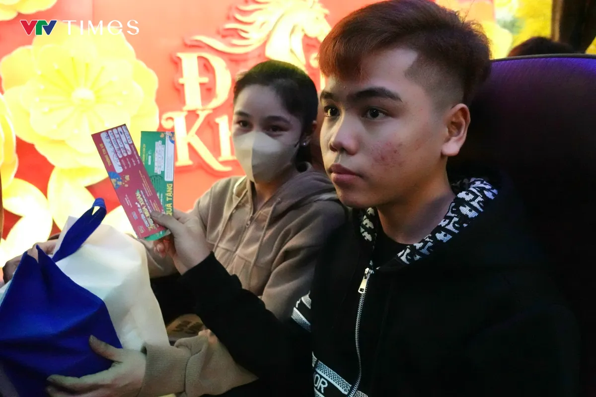 Những chuyến xe m&ugrave;a xu&acirc;n cuối c&ugrave;ng lăn b&aacute;nh đưa c&ocirc;ng nh&acirc;n về qu&ecirc; đ&oacute;n Tết - Ảnh 10.