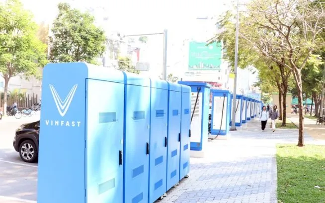 Các tủ đổi pin được đặt sát vỉa hè, vẫn đảm bảo lối cho người đi bộ. (Ảnh: Tiến Lực/TTXVN)