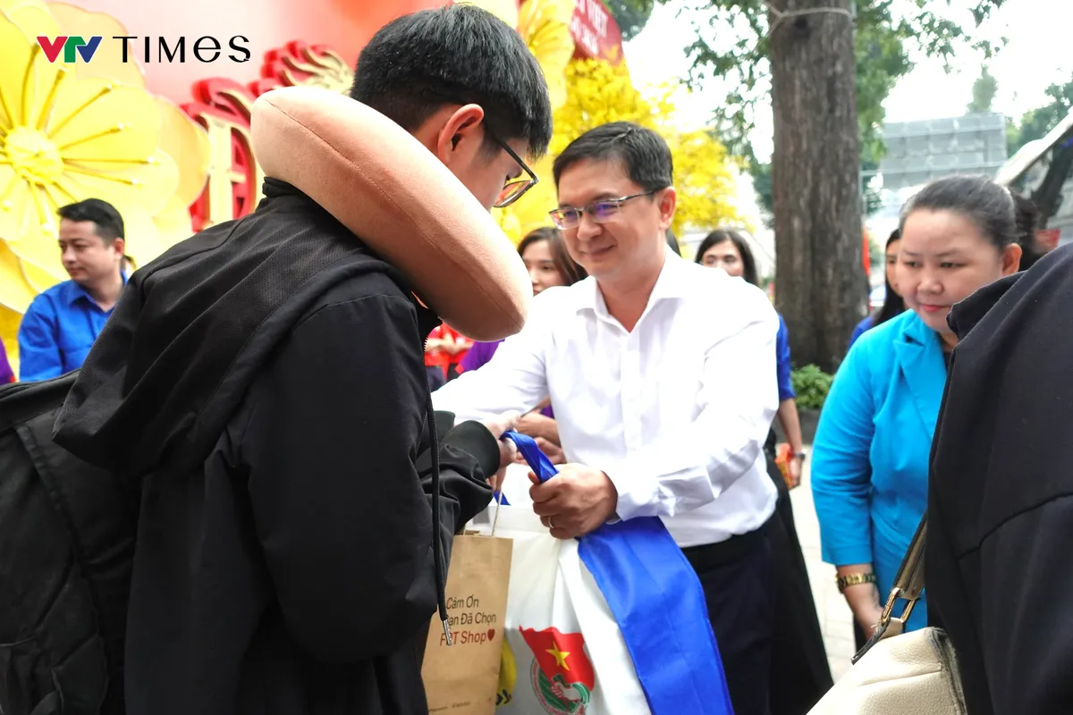 Những chuyến xe m&ugrave;a xu&acirc;n cuối c&ugrave;ng lăn b&aacute;nh đưa c&ocirc;ng nh&acirc;n về qu&ecirc; đ&oacute;n Tết - Ảnh 2.