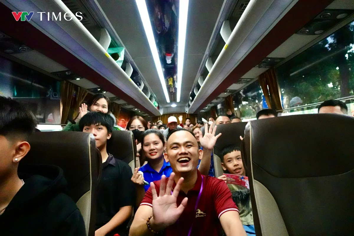 Những chuyến xe m&ugrave;a xu&acirc;n cuối c&ugrave;ng lăn b&aacute;nh đưa c&ocirc;ng nh&acirc;n về qu&ecirc; đ&oacute;n Tết - Ảnh 12.