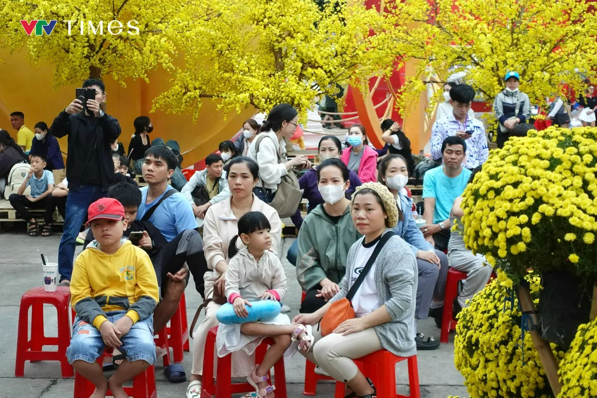 Những chuyến xe m&ugrave;a xu&acirc;n cuối c&ugrave;ng lăn b&aacute;nh đưa c&ocirc;ng nh&acirc;n về qu&ecirc; đ&oacute;n Tết - Ảnh 7.