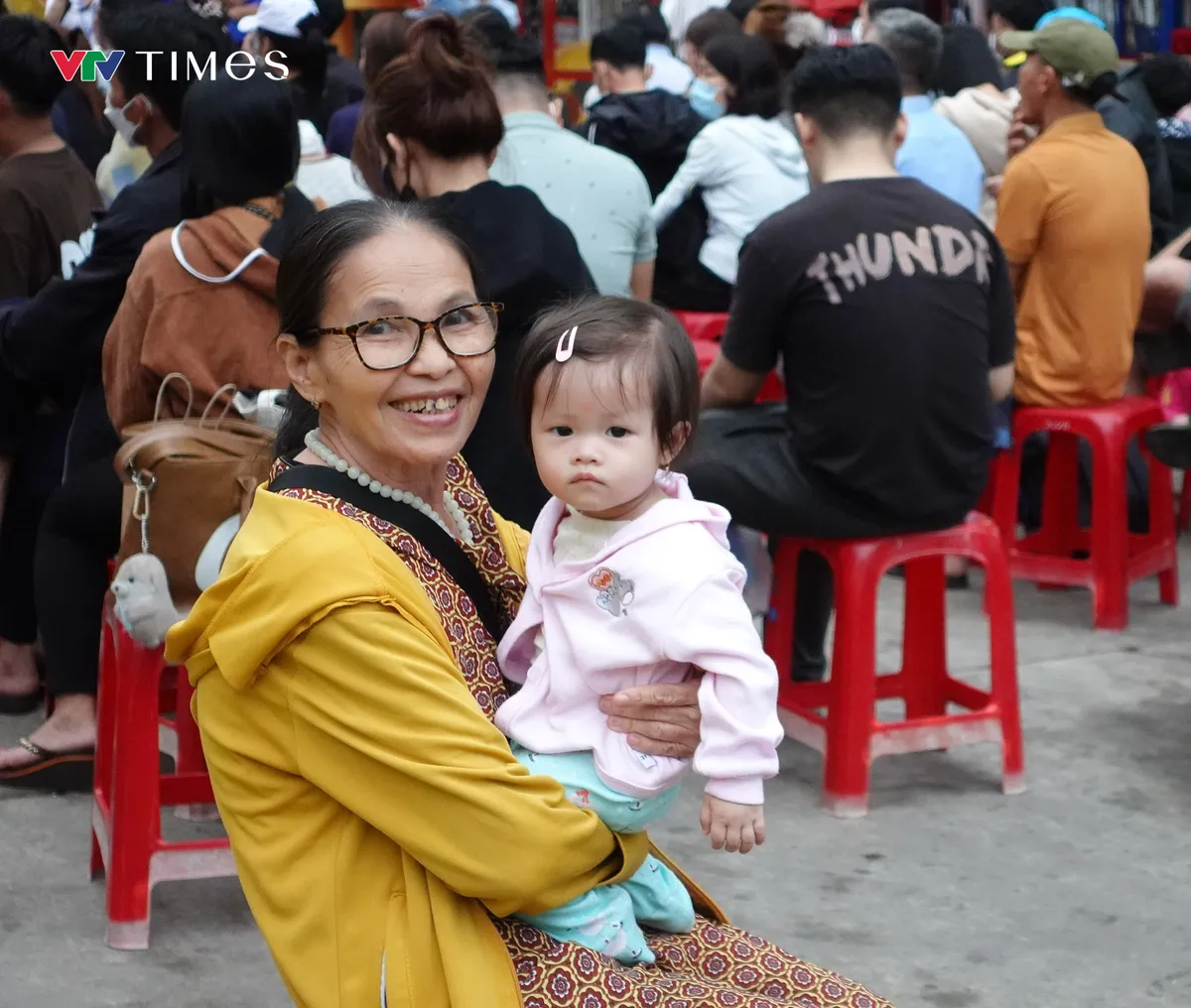 Những chuyến xe m&ugrave;a xu&acirc;n cuối c&ugrave;ng lăn b&aacute;nh đưa c&ocirc;ng nh&acirc;n về qu&ecirc; đ&oacute;n Tết - Ảnh 8.