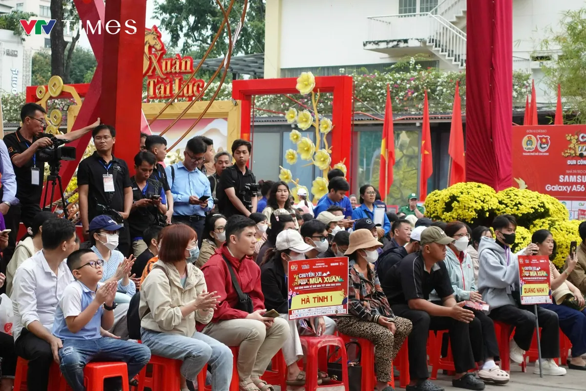 Những chuyến xe m&ugrave;a xu&acirc;n cuối c&ugrave;ng lăn b&aacute;nh đưa c&ocirc;ng nh&acirc;n về qu&ecirc; đ&oacute;n Tết - Ảnh 4.