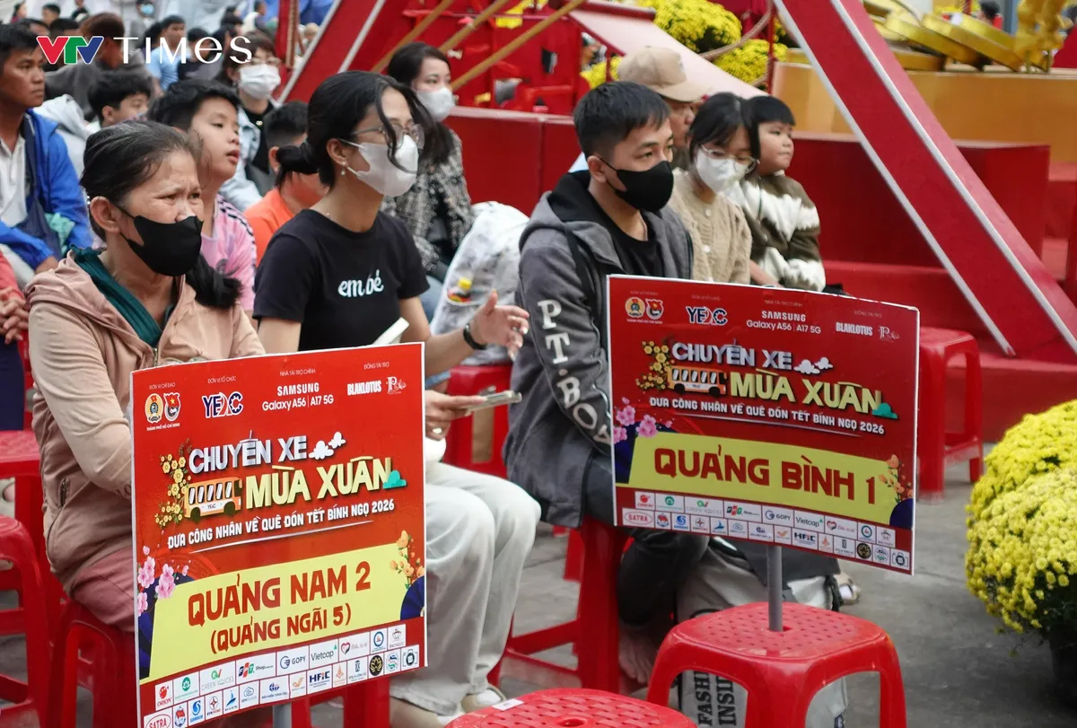 Những chuyến xe m&ugrave;a xu&acirc;n cuối c&ugrave;ng lăn b&aacute;nh đưa c&ocirc;ng nh&acirc;n về qu&ecirc; đ&oacute;n Tết - Ảnh 6.