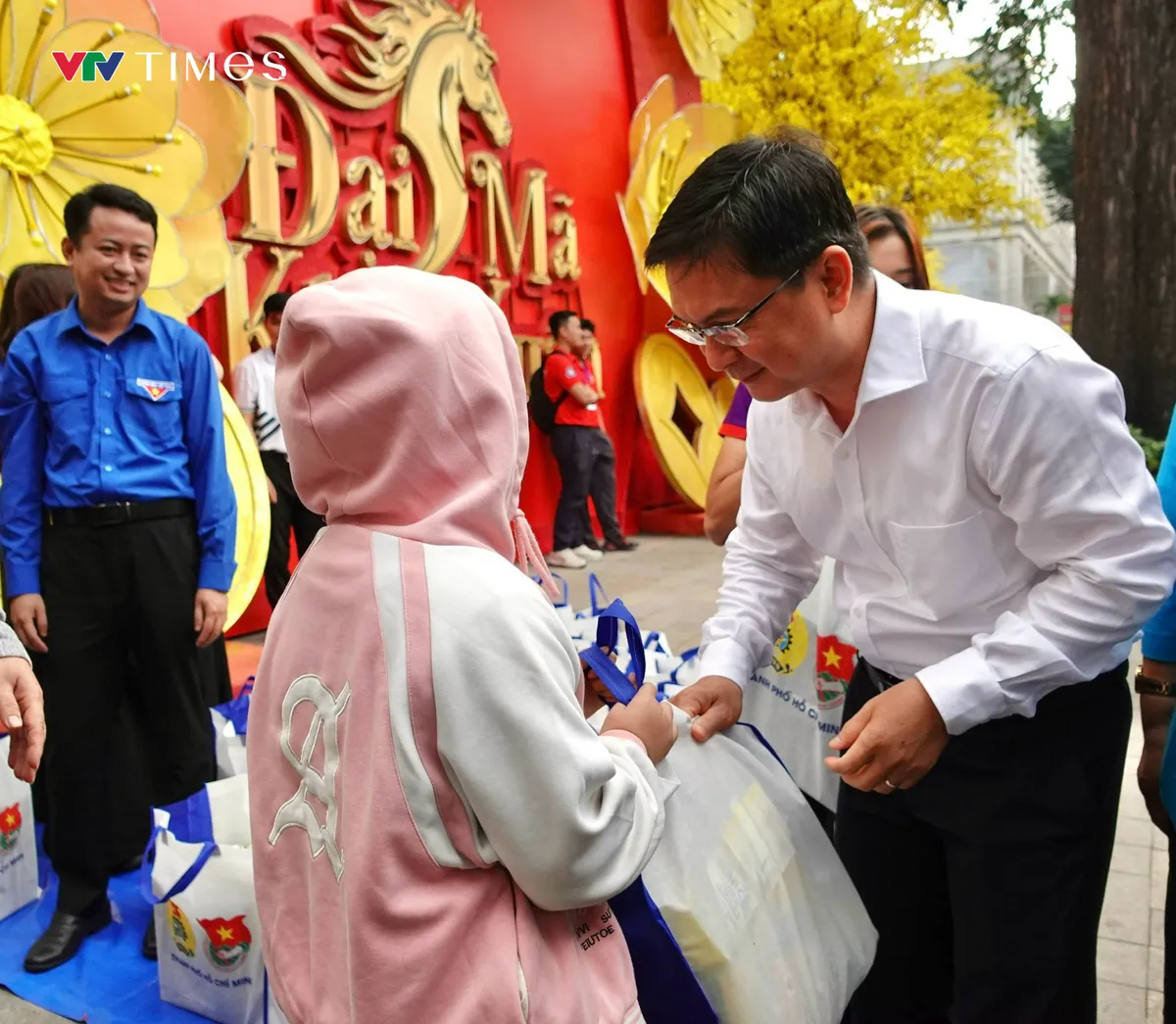 Những chuyến xe m&ugrave;a xu&acirc;n cuối c&ugrave;ng lăn b&aacute;nh đưa c&ocirc;ng nh&acirc;n về qu&ecirc; đ&oacute;n Tết - Ảnh 3.