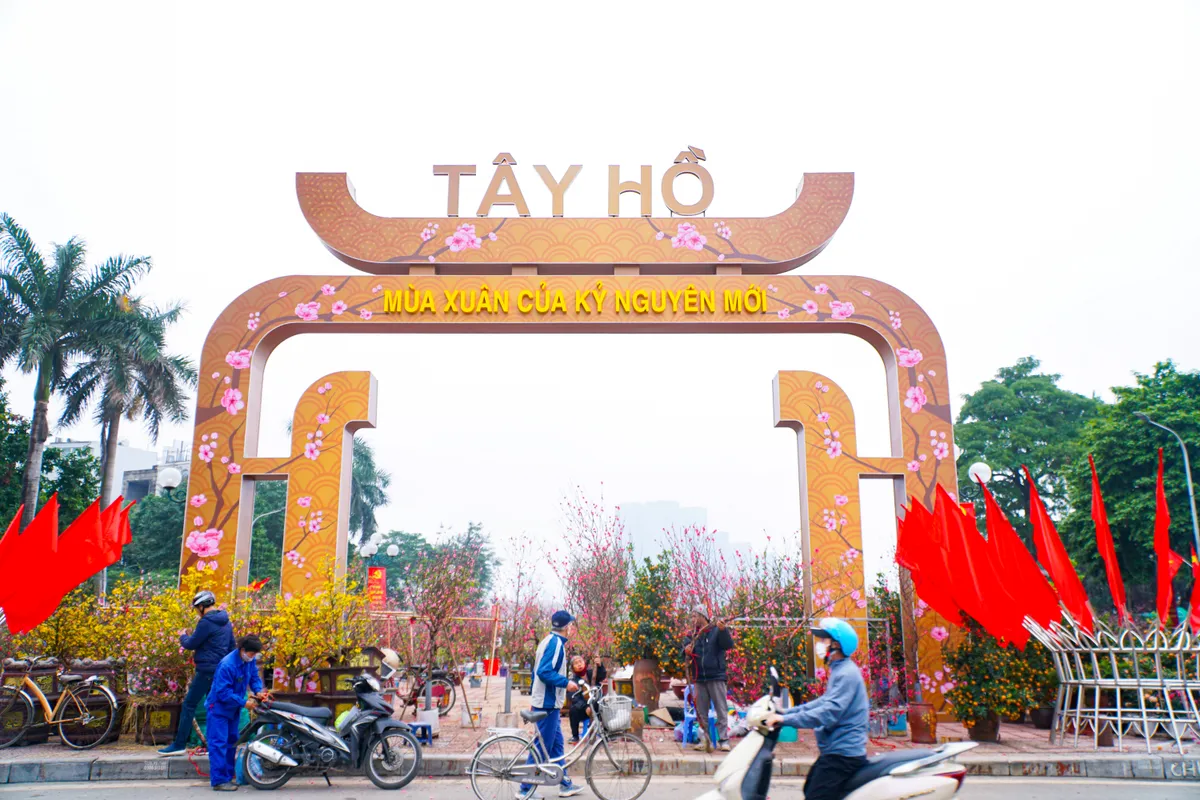 Phố phường Thủ đ&ocirc; ngập tr&agrave;n sắc xu&acirc;n  - Ảnh 26.