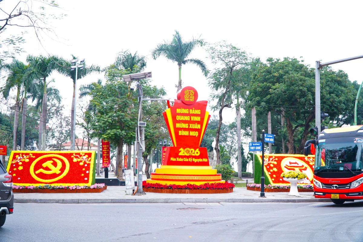 Phố phường Thủ đ&ocirc; ngập tr&agrave;n sắc xu&acirc;n  - Ảnh 25.