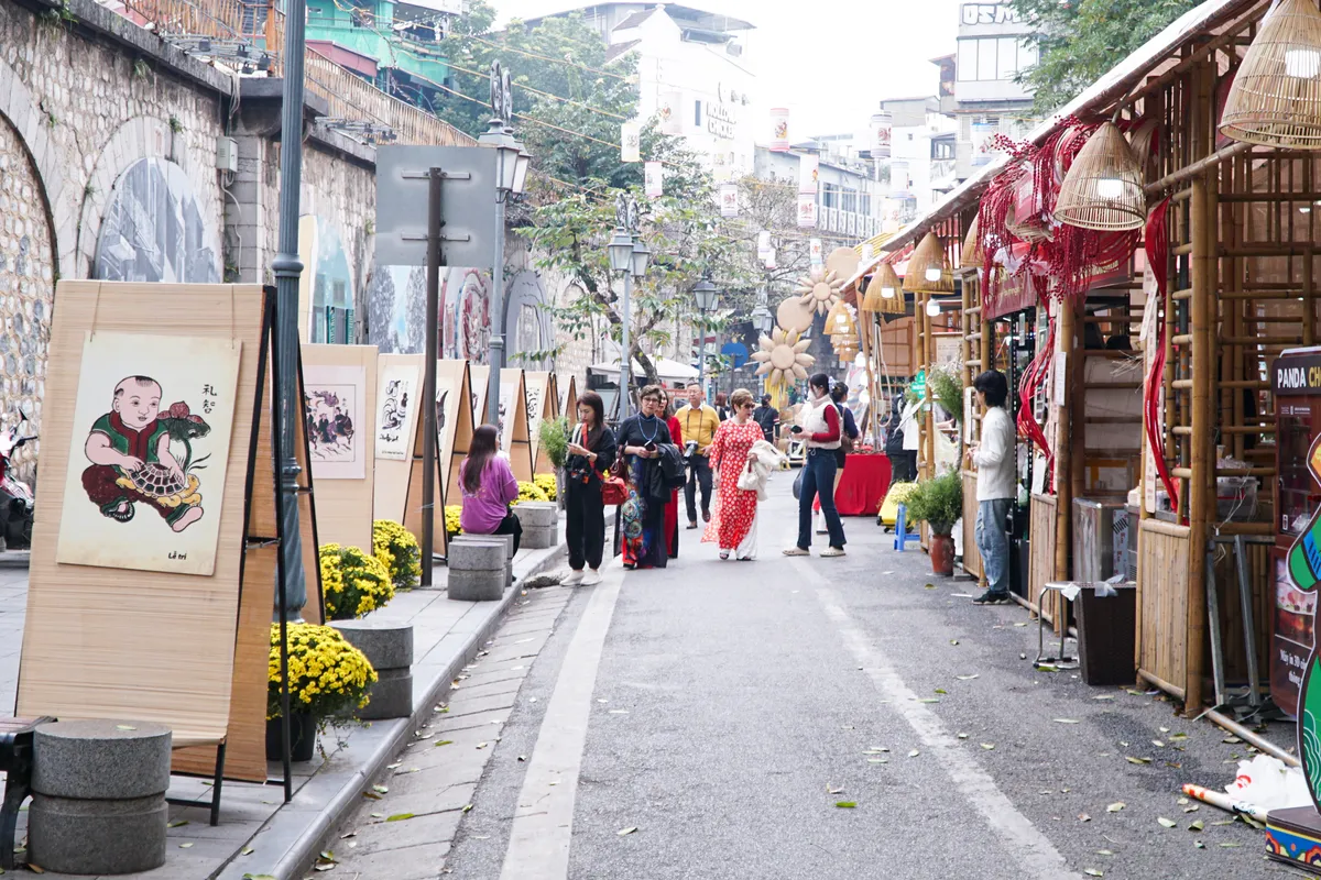 Phố phường Thủ đ&ocirc; ngập tr&agrave;n sắc xu&acirc;n  - Ảnh 22.