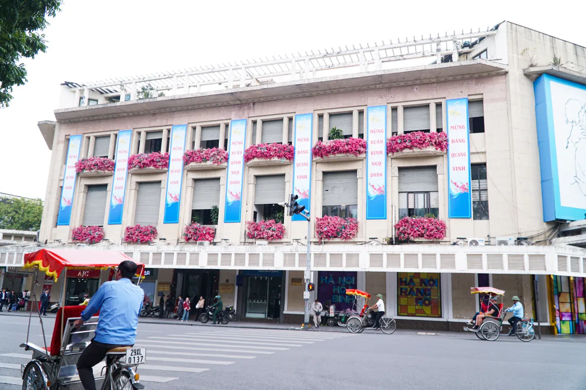 Phố phường Thủ đ&ocirc; ngập tr&agrave;n sắc xu&acirc;n  - Ảnh 1.