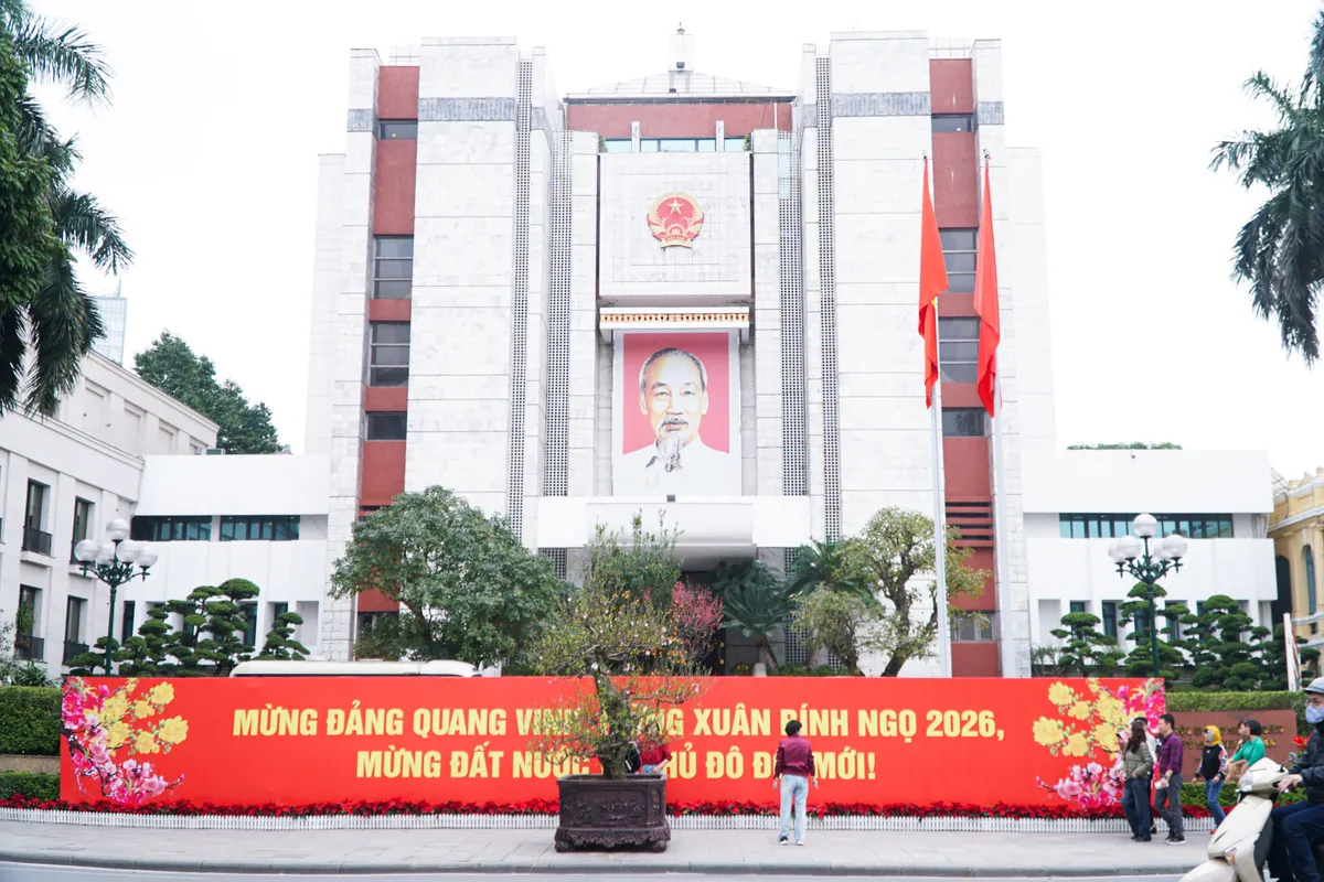 Phố phường Thủ đ&ocirc; ngập tr&agrave;n sắc xu&acirc;n  - Ảnh 2.