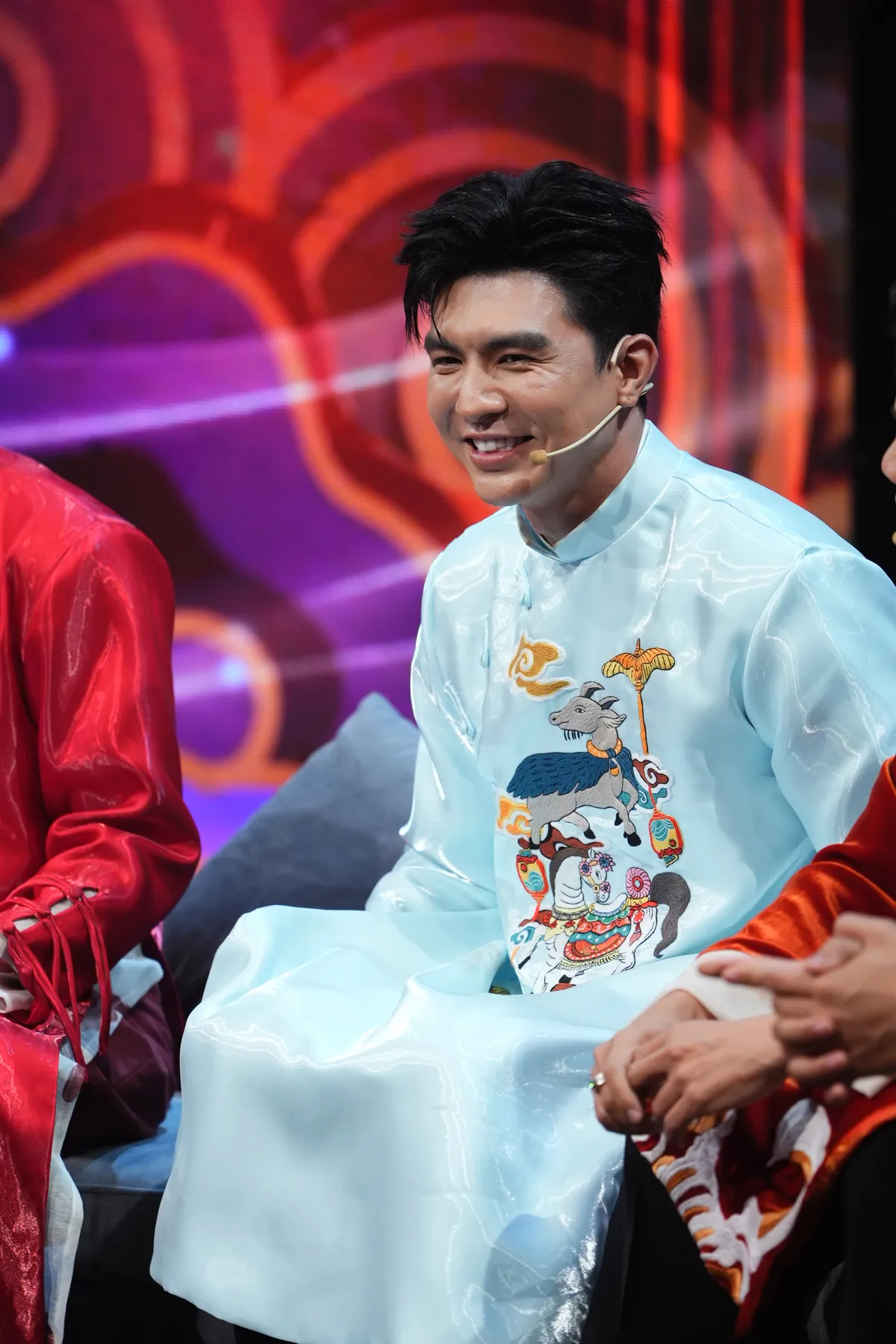 Steven Nguyễn đ&oacute;n sinh nhật bất ngờ trong hậu trường "12 Con gi&aacute;p - Sắc xu&acirc;n"- Ảnh 4.