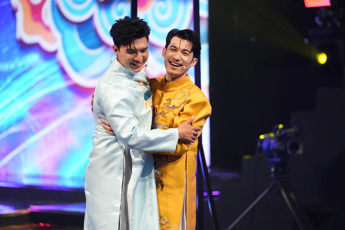 Steven Nguyễn đ&oacute;n sinh nhật bất ngờ trong hậu trường "12 Con gi&aacute;p - Sắc xu&acirc;n"- Ảnh 6.