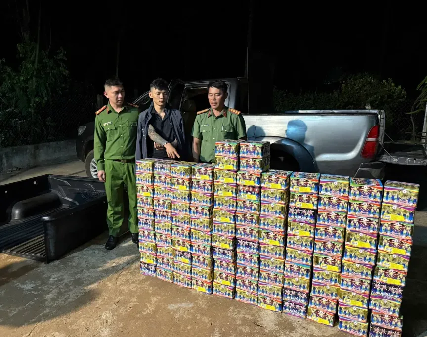 Độ th&ugrave;ng xe b&aacute;n tải l&agrave;m khoang b&iacute; mật, vận chuyển gần 2 tạ ph&aacute;o hoa nổ- Ảnh 1.