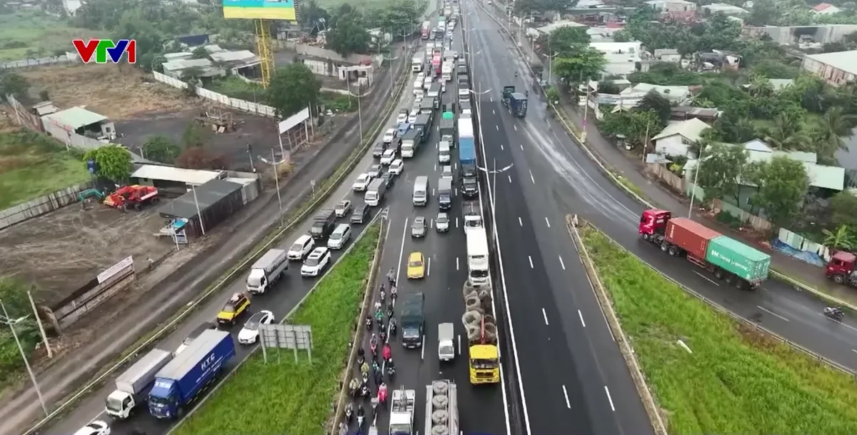 Tăng cường điều tiết giao thông dịp cận Tết - Ảnh 1.