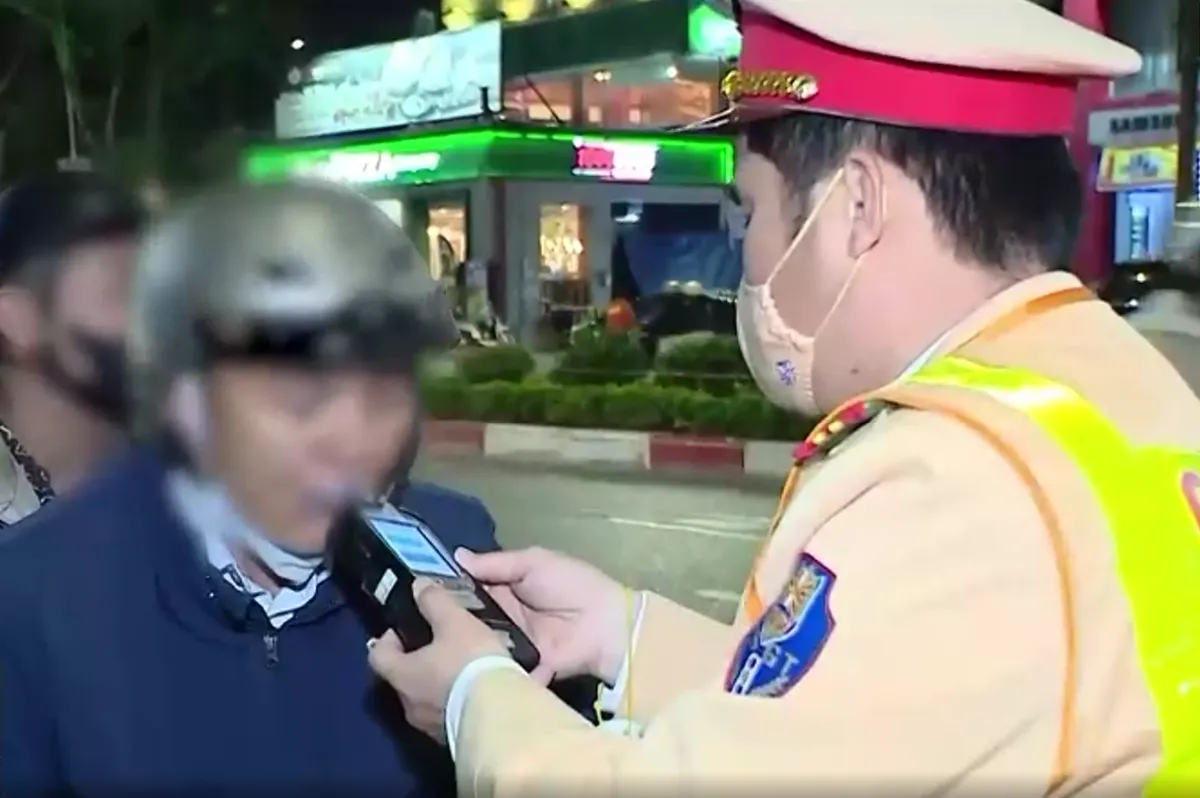 Tăng cường kiểm tra nồng độ cồn, giữ g&igrave;n trật tự giao th&ocirc;ng dịp Tết B&iacute;nh Ngọ - Ảnh 3.