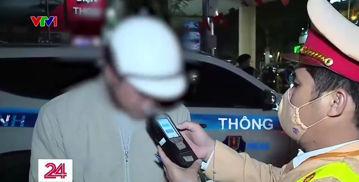 Tăng cường kiểm tra nồng độ cồn, giữ g&igrave;n trật tự giao th&ocirc;ng dịp Tết B&iacute;nh Ngọ - Ảnh 2.