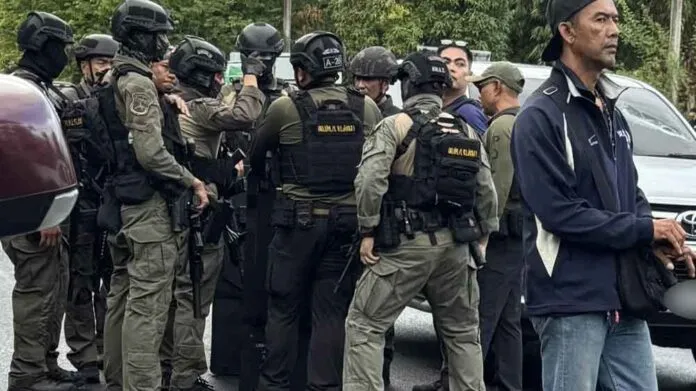 Giải cứu nghẹt thở hơn 300 học sinh bị khống chế l&agrave;m con tin tại Th&aacute;i Lan - Ảnh 2.