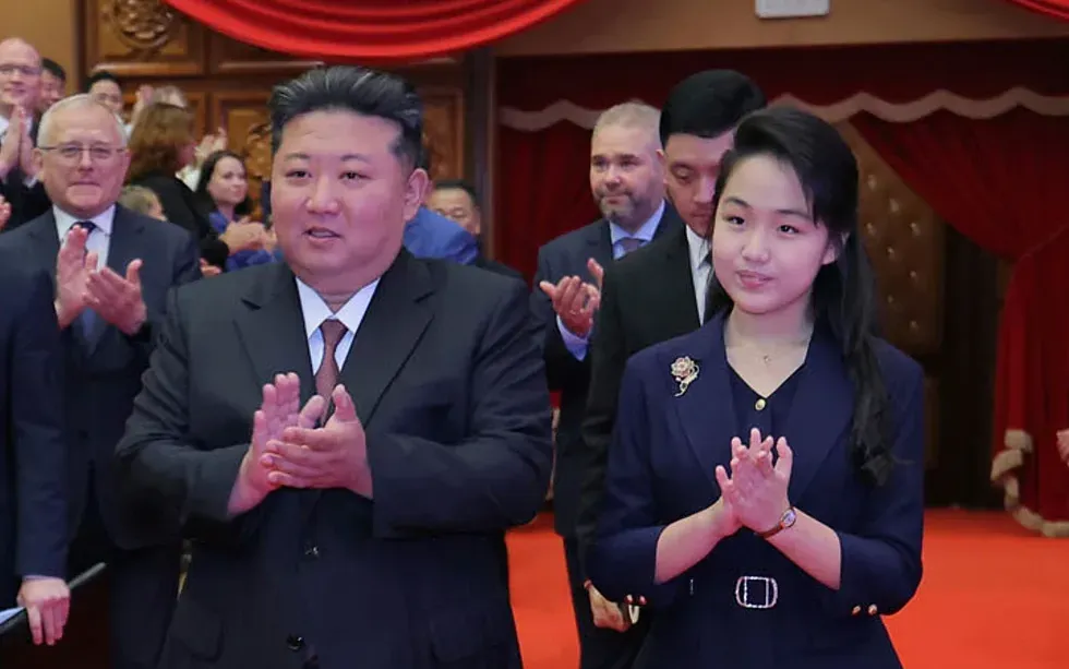 Ông Kim Jong Un (bên trái) và con gái đến Nhà hát Lớn Đông Bình Nhưỡng, ngày 29/6/2025 (Ảnh: KCNA/Korea News Service/AP)