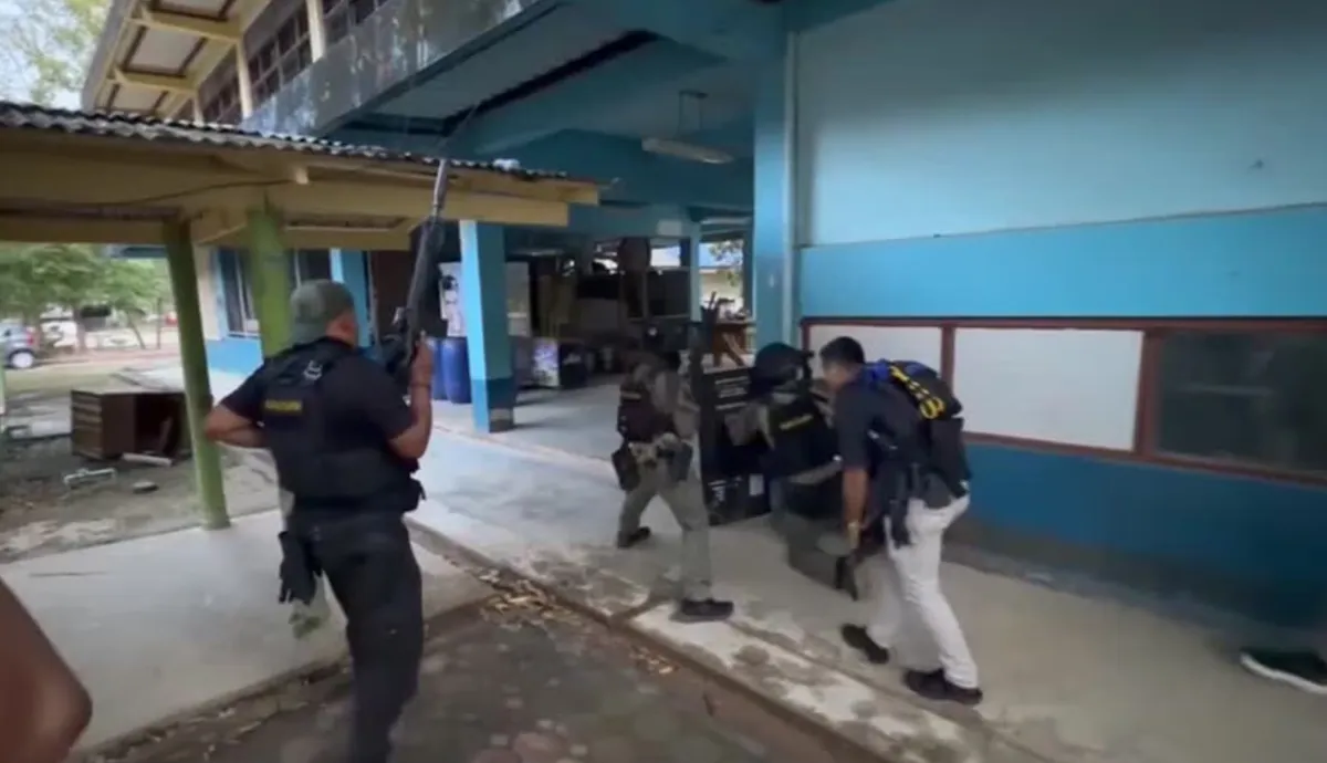 Giải cứu nghẹt thở hơn 300 học sinh bị khống chế l&agrave;m con tin tại Th&aacute;i Lan - Ảnh 1.