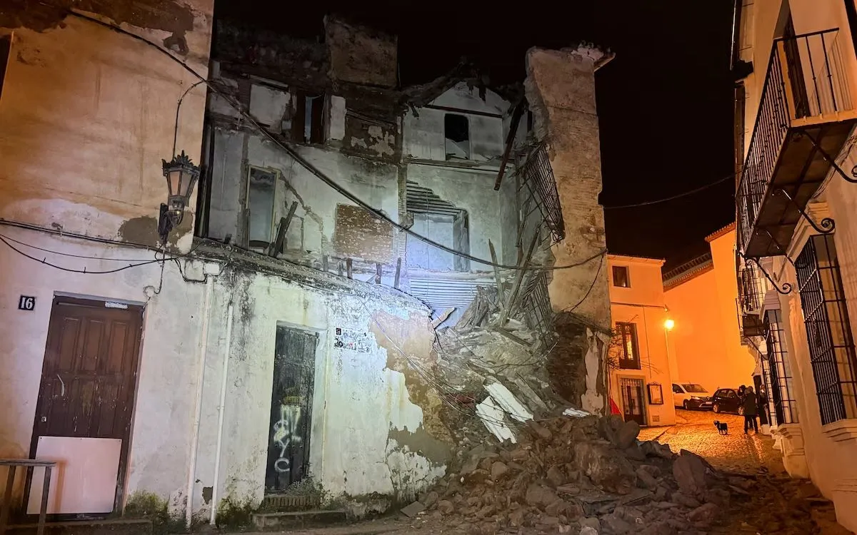 Người dân đứng cạnh phần mặt tiền ngôi nhà bị sập do mưa lớn tại Ronda, Tây Ban Nha, ngày 10/2/2026 (Ảnh: Reuters)