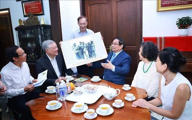 Thủ tướng Phạm Minh Chính thăm, chúc Tết nguyên lãnh đạo và dâng hương các cố lãnh đạo tại TP Hồ Chí Minh- Ảnh 1. Thủ tướng Phạm Minh Chính thăm, chúc Tết nguyên lãnh đạo và dâng hương các cố lãnh đạo tại TP Hồ Chí Minh- Ảnh 1.