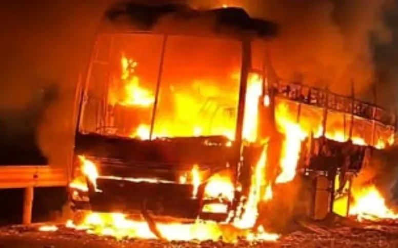 Xe khách bốc cháy dữ dội. Ảnh: PLO