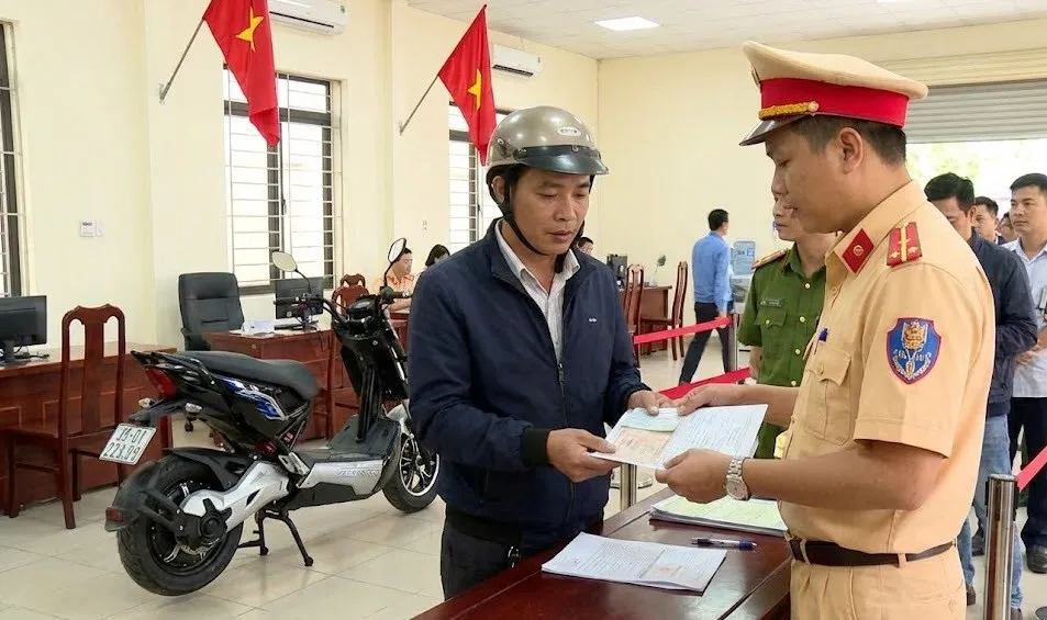 Xe m&aacute;y điện bắt buộc đăng k&yacute;, kh&ocirc;ng gắn biển số bị phạt đến 400.000 đồng- Ảnh 1.