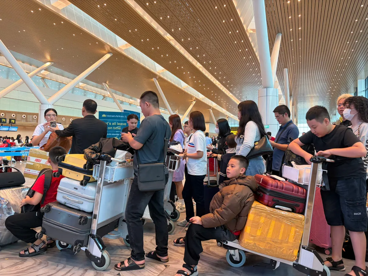 S&acirc;n bay T&acirc;n Sơn Nhất đ&oacute;n kỷ lục hơn 156.000 kh&aacute;ch, cửa ng&otilde; Th&agrave;nh phố Hồ Ch&iacute; Minh "nghẹt thở" ng&agrave;y 25 Tết - Ảnh 5.