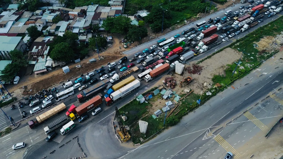 S&acirc;n bay T&acirc;n Sơn Nhất đ&oacute;n kỷ lục hơn 156.000 kh&aacute;ch, cửa ng&otilde; Th&agrave;nh phố Hồ Ch&iacute; Minh "nghẹt thở" ng&agrave;y 25 Tết - Ảnh 7.