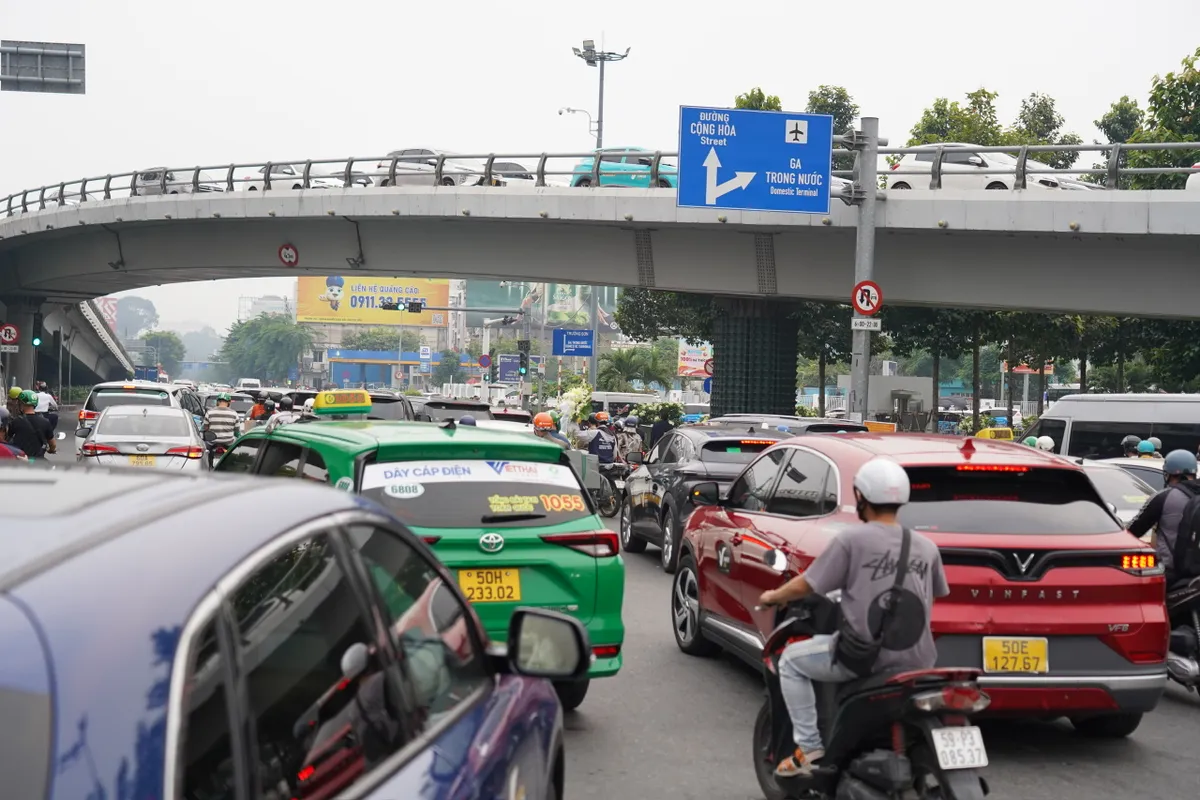 S&acirc;n bay T&acirc;n Sơn Nhất đ&oacute;n kỷ lục hơn 156.000 kh&aacute;ch, cửa ng&otilde; Th&agrave;nh phố Hồ Ch&iacute; Minh "nghẹt thở" ng&agrave;y 25 Tết - Ảnh 3.