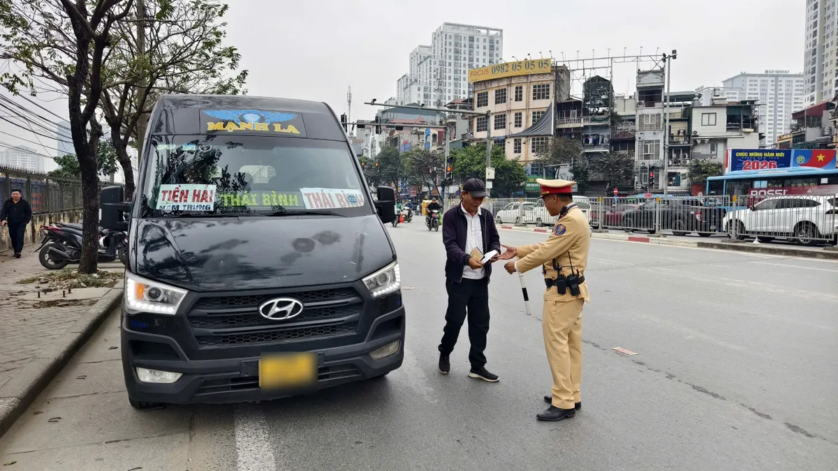 H&agrave; Nội: CSGT xử phạt h&agrave;ng trăm phương tiện kinh doanh vận tải vi phạm - Ảnh 2.