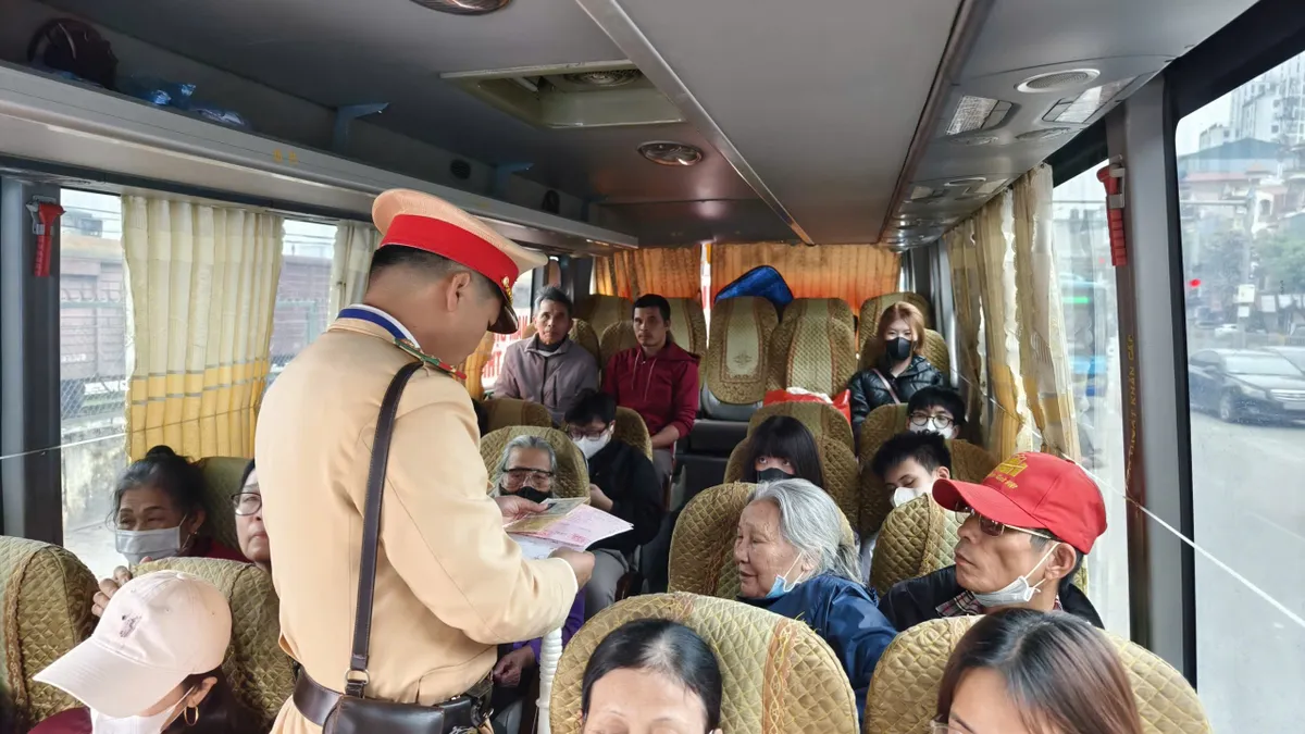 H&agrave; Nội: CSGT xử phạt h&agrave;ng trăm phương tiện kinh doanh vận tải vi phạm - Ảnh 1.