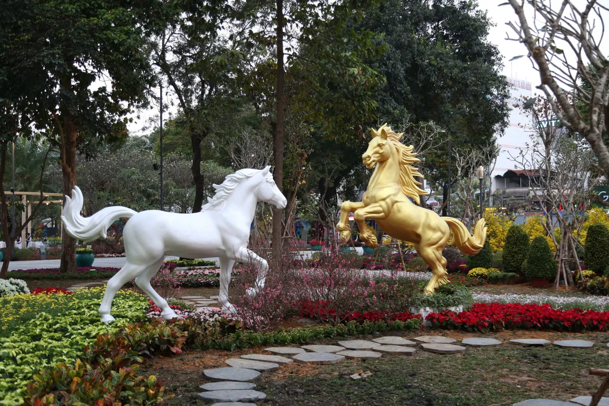 TP Hồ Ch&iacute; Minh kh&aacute;nh th&agrave;nh C&ocirc;ng vi&ecirc;n tưởng niệm nạn nh&acirc;n COVID-19- Ảnh 1.