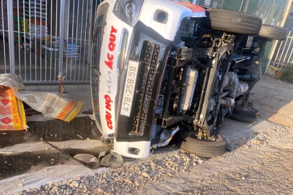 Xe container va chạm xe tải v&agrave; xe gắn m&aacute;y ở L&acirc;m Đồng, 3 người tử vong  - Ảnh 1.