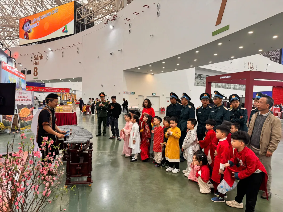 Hơn 500.000 lượt kh&aacute;ch đ&atilde; tới Hội chợ M&ugrave;a Xu&acirc;n 2026 - Ảnh 1.
