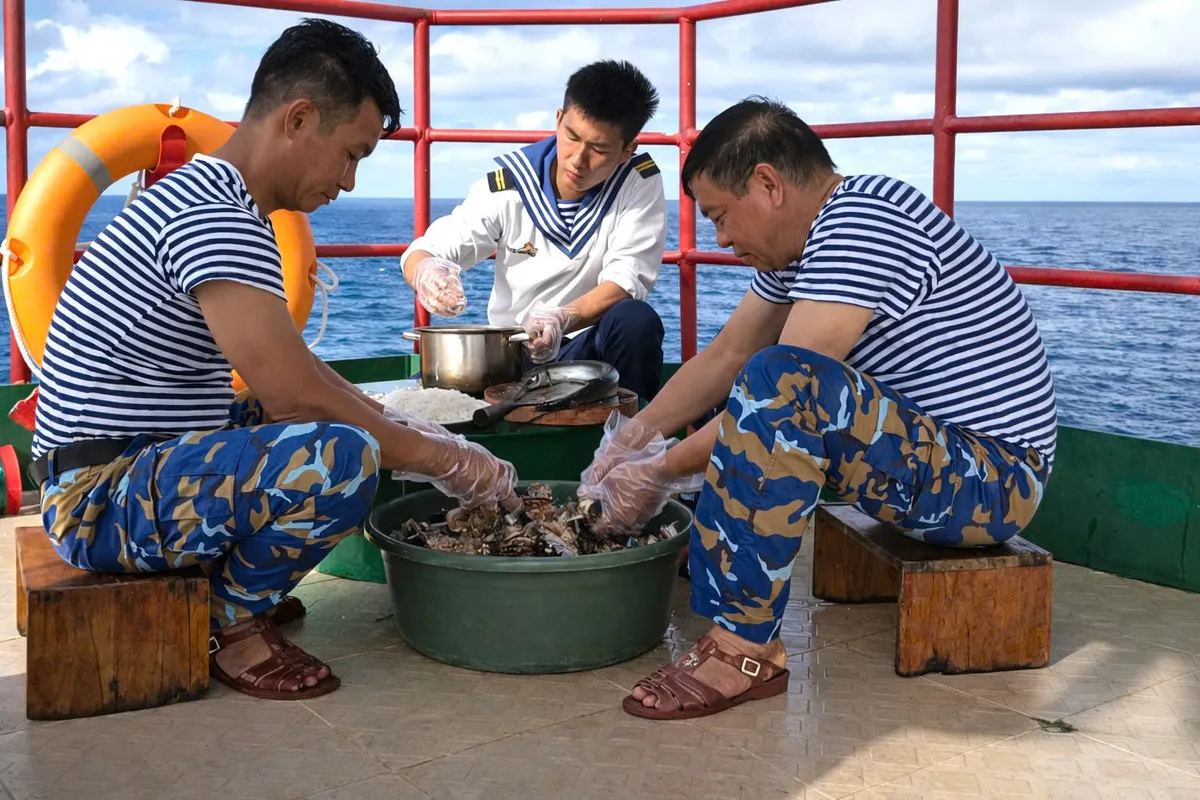 Nơi đầu s&oacute;ng, người l&iacute;nh gieo m&agrave;u xanh cho bữa cơm - Ảnh 6.
