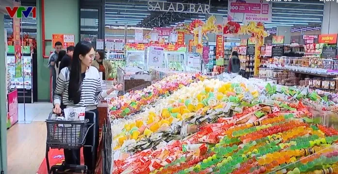 Sức mua tăng vọt, người d&acirc;n vẫn &ldquo;thắt lưng buộc bụng&rdquo; - Ảnh 1.