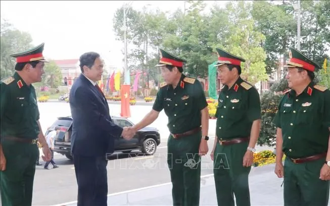 Chủ tịch Quốc hội Trần Thanh Mẫn thăm Quân khu 9. Ảnh: Ngọc Thiện/TTXVN