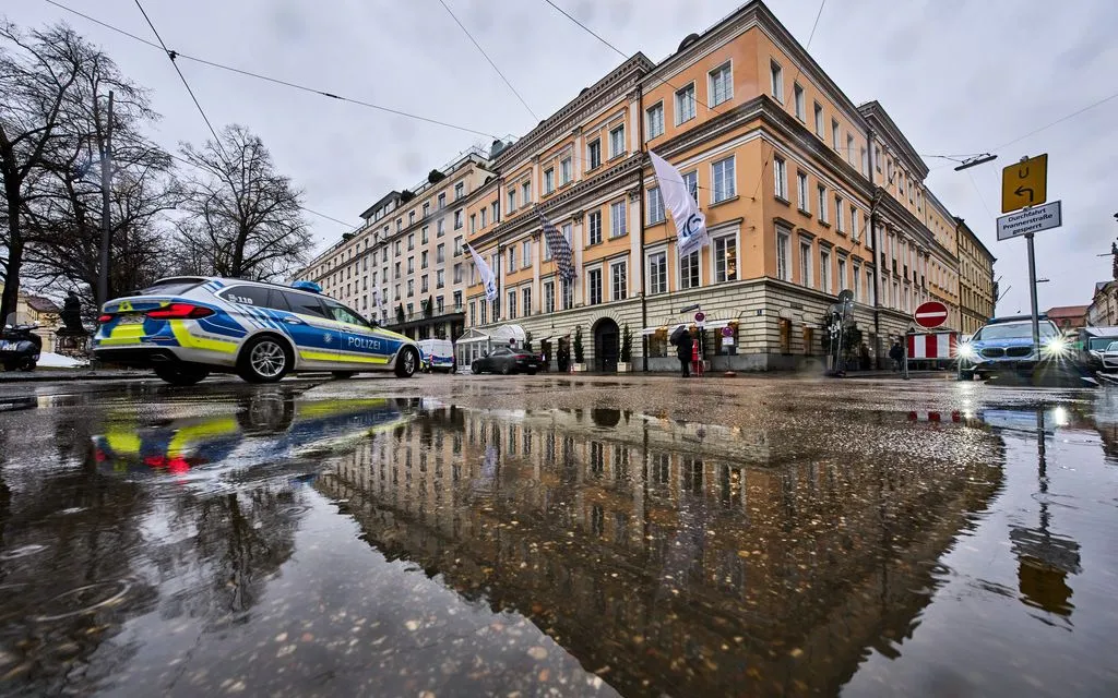 Xe cảnh sát di chuyển về phía khách sạn Bayerischer Hof trước thềm Hội nghị An ninh Munich, Đức, ngày 12/2/2026. (Ảnh: AP)